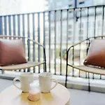 Luxury Poolside 2 Bedroom Apt In Olympic Park