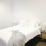 Luxury Poolside 2 Bedroom Apt In Olympic Park