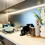 Luxury Poolside 2 Bedroom Apt In Olympic Park