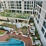 Luxury Poolside 2 Bedroom Apt In Olympic Park