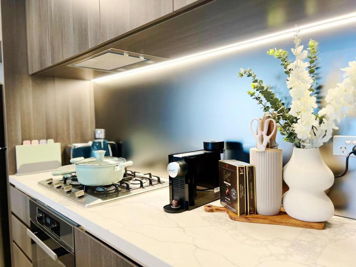 Luxury Poolside 2 Bedroom Apt In Olympic Park *