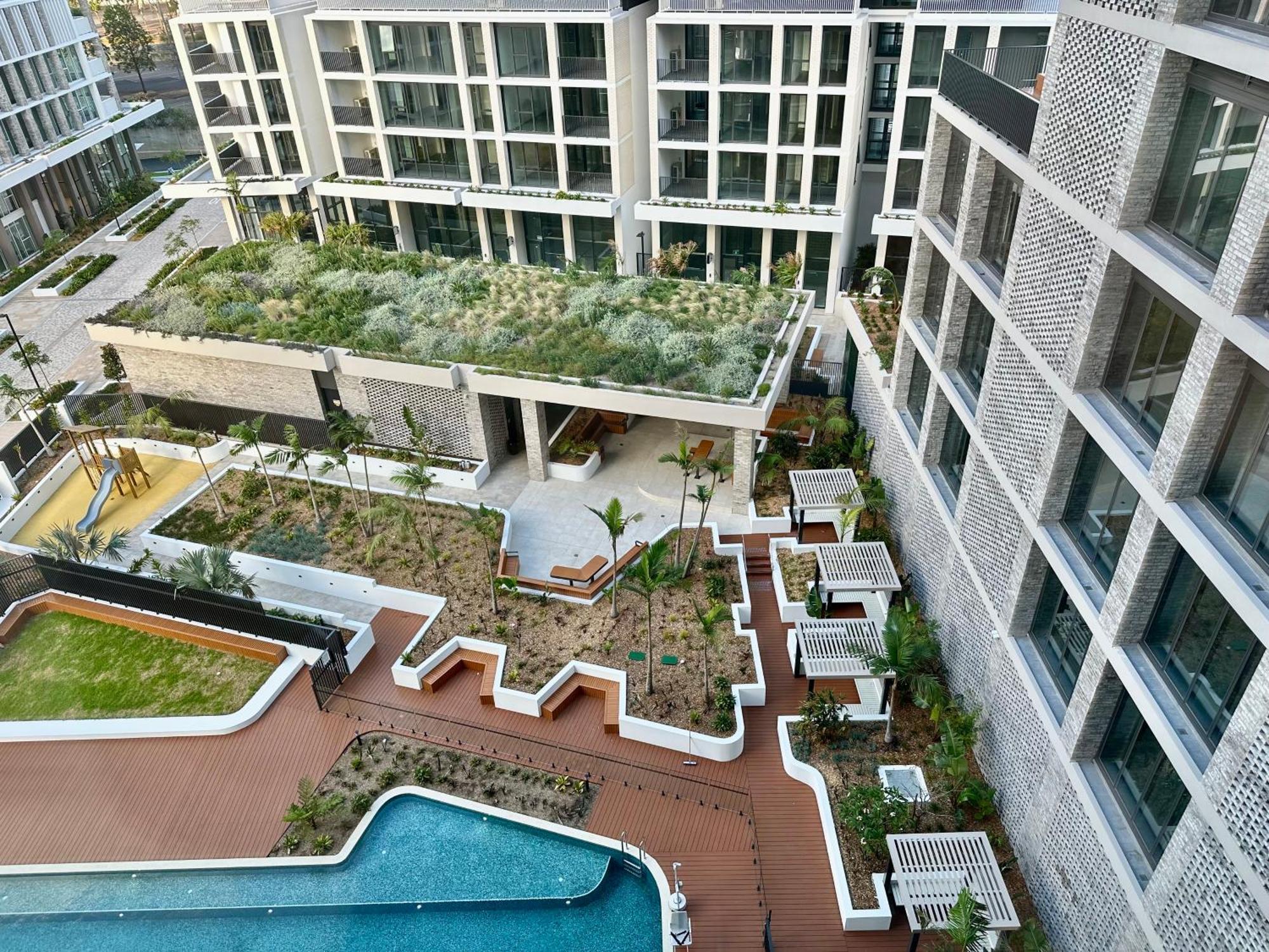 Luxury Poolside 2 Bedroom Apt In Olympic Park